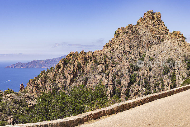 这条路穿过科西嘉岛皮亚纳附近的皮亚纳Calanques de Piana